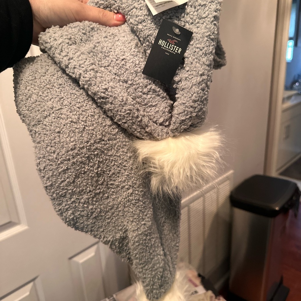 Hollister winter scarf